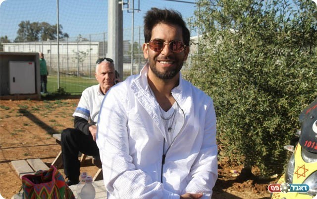 אורח מיוחד שהגיע למשחק. הזמר פאר טסי (שלומי גבאי)